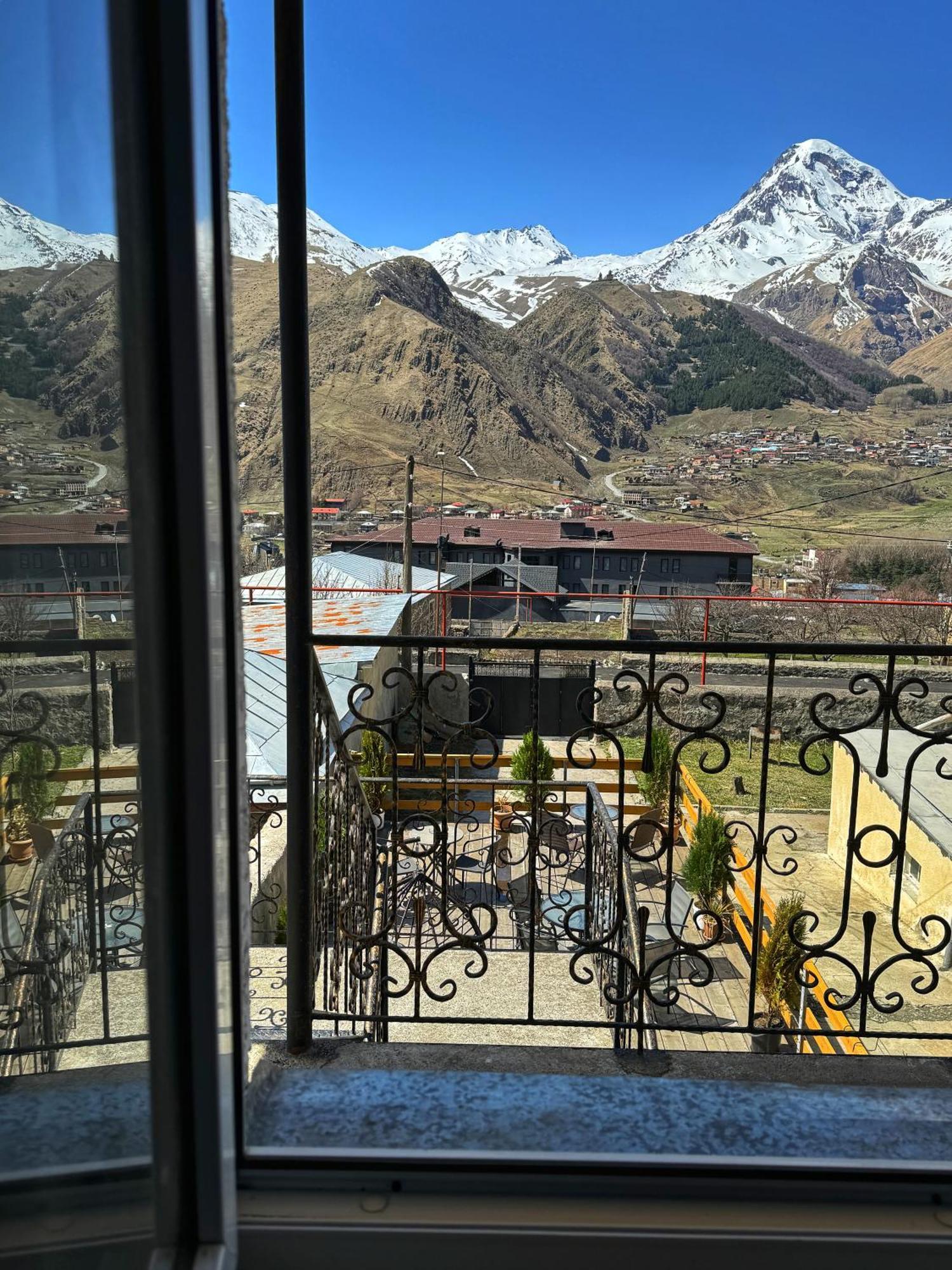 Hotel Elia Kazbegi Ngoại thất bức ảnh